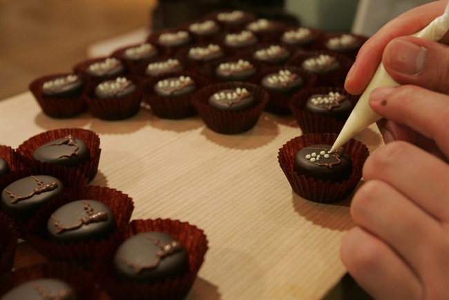 Chocolate lowers risk of heart disease, red wine helps burn calories, new studies suggest - image