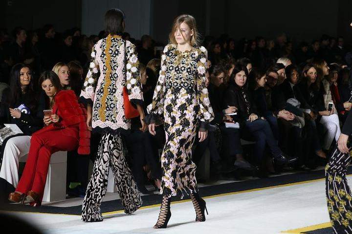 Giambattista Valli : Runway - Paris Fashion Week Womenswear Fall/Winter 2015/2016