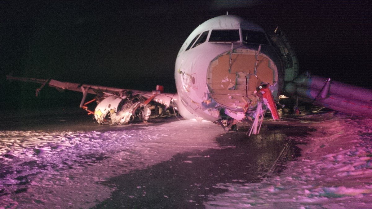 New photos show aerial view of Air Canada flight 624 crash site ...