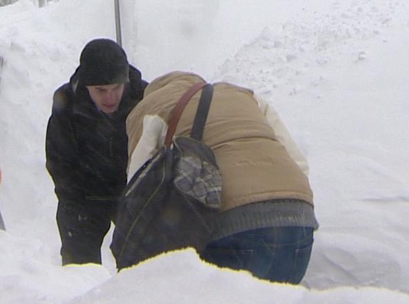 Global News reporter Brett Ruskin helps a pregnant woman in labour who was stuck behind a snowbank.