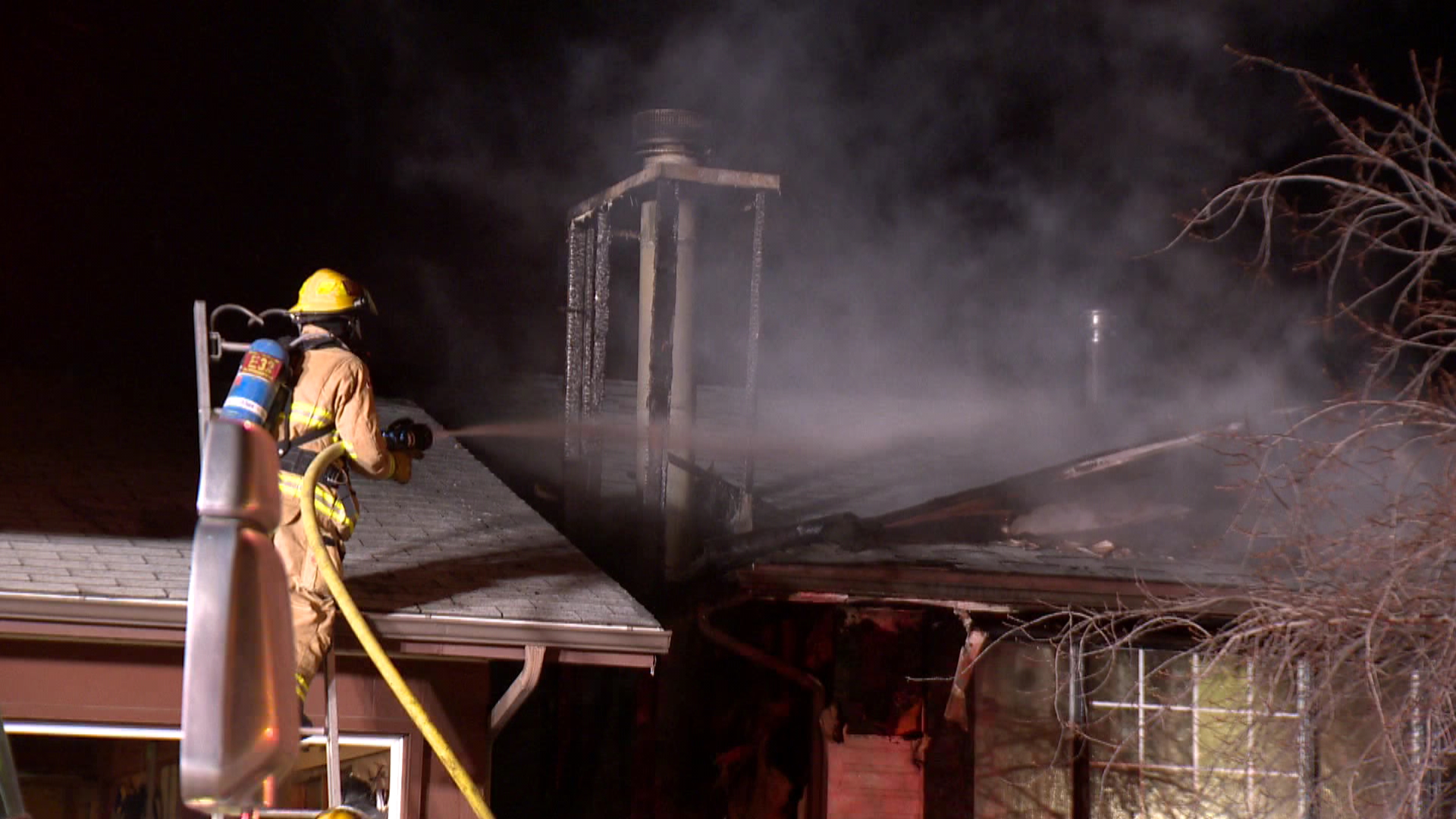 Firefighters extinguish two fires in Falconridge - Calgary | Globalnews.ca