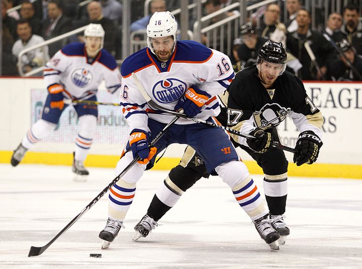 Teddy Purcell #16 of the Edmonton Oilers handles the puck in front of Blake Comeau #17 of the Pittsburgh Penguins during the game at Consol Energy Center on March 12, 2015 in Pittsburgh, Pennsylvania.