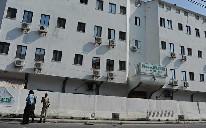 Security forces personnel stand guard on March 28, 2015 outside the Makal Almukarama hotel in Mogadishu after a bomb attack on March 27  by Somalia's Al-Qaeda-affiliated Shebab militants on the hotel.