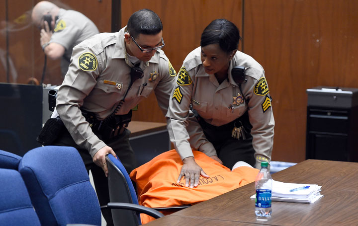 Marion ‘Suge’ Knight collapses after he’s ordered held in custody - image