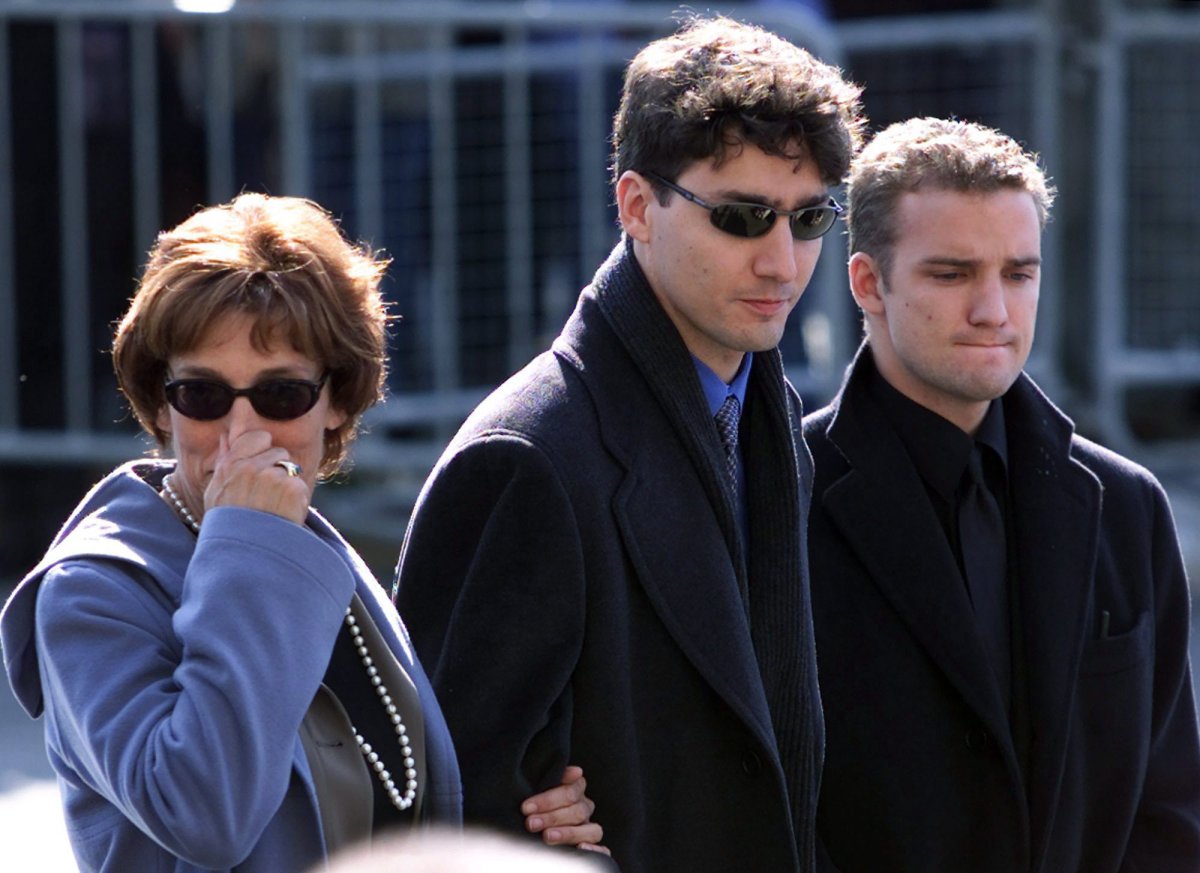Margaret Trudeau (left) arrives on Parliament Hill with sons Justin (centre) and Alexandre (Sacha) Trudeau (right) where former prime minister Pierre Trudeau will lie in state Saturday September 30, 2000. (CP PHOTO/Adrian Wyld)