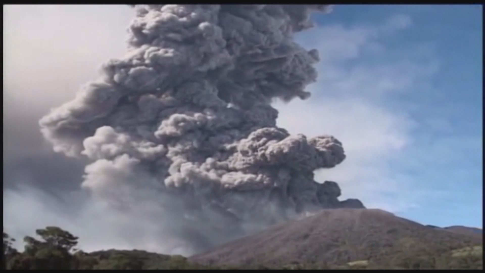 WATCH: Costa Rican volcano erupts 1 km into the air - National ...