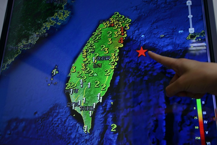A staff member of the Seismology Center points at a graphic showing the earthquake at the central Weather Bureau in Taipei on April 20, 2015.  One man died and another was hospitalized in a fire caused by a powerful quake off Taiwan that also set buildings shaking in the capital Taipei and sparked a short-lived tsunami warning in far southwestern Japan.  