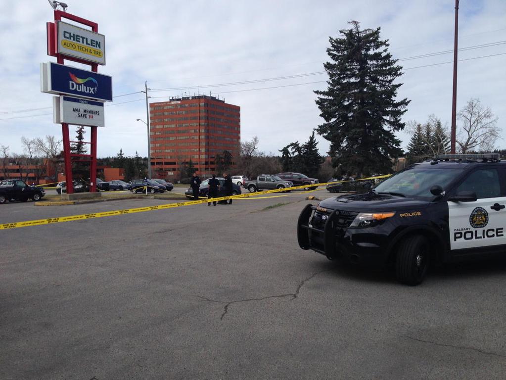 Man’s body found outside Calgary business - image