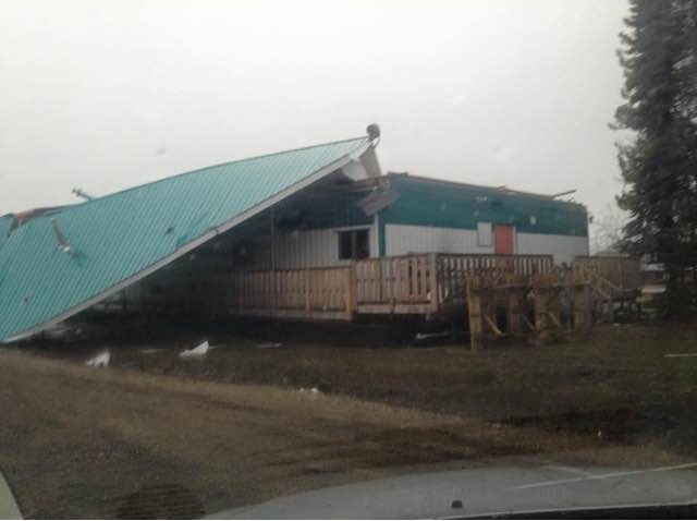 Global News viewer Diana Gray sent in this photo of the Cynthia Racetrac Motel just west of Drayton Valley, AB. High winds damaged the roof of her family’s business on Wednesday afternoon.