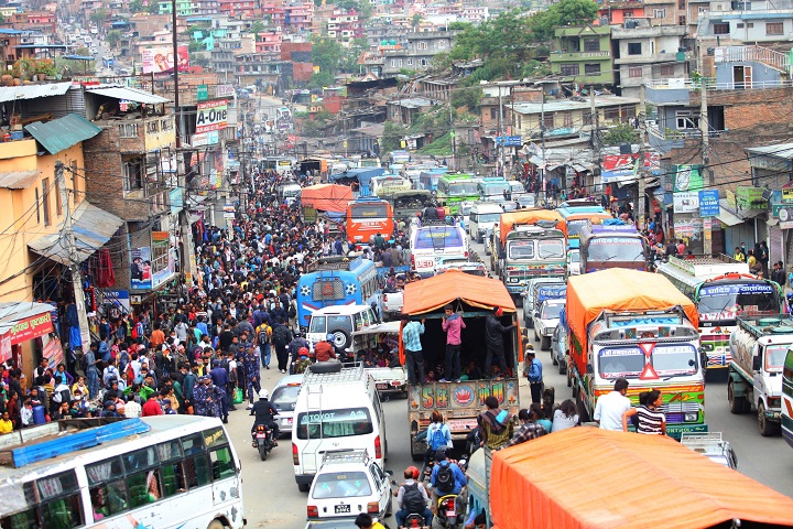 People gather at a bus park to leave the city towards to their own districts in Kathmandu, Nepal, April 28, 2015. The death toll from a powerful earthquake in Nepal climbed to 4,555 and a total of 8,299 others were injured, Nepal Police said in a statement on Tuesday. 