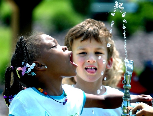 US lowers fluoride in water; too much causing splotchy teeth - image