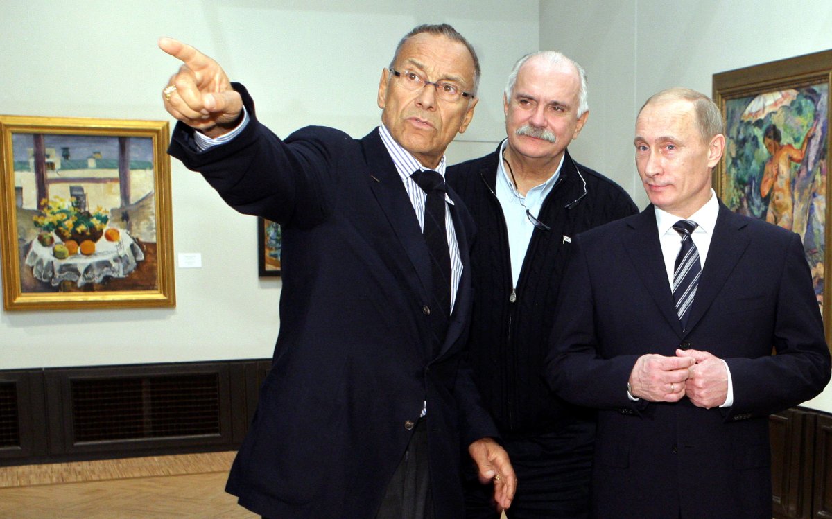 Oscar-winning director Nikita Mikhalkov (C) listens to his brother film director Andron Mikhalkov-Konchalovsky (L) next to Russian Prime Minister Vladimir Putin as they tour Petr Konchalovsky's 'To The Evolution Of Russian Avant-Garde' exhibition.
