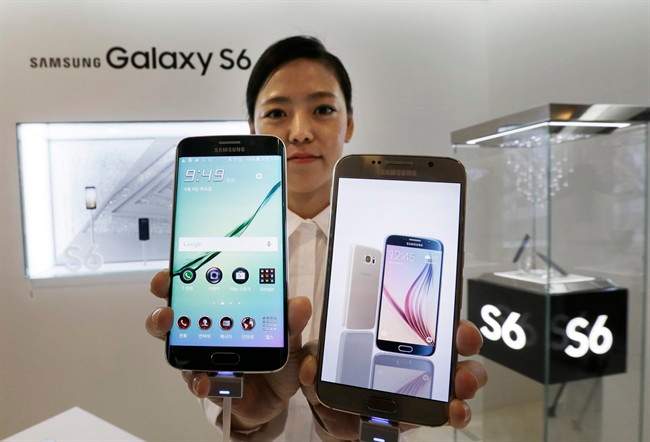 A model poses with a Samsung Electronics Co.'s Galaxy S6.