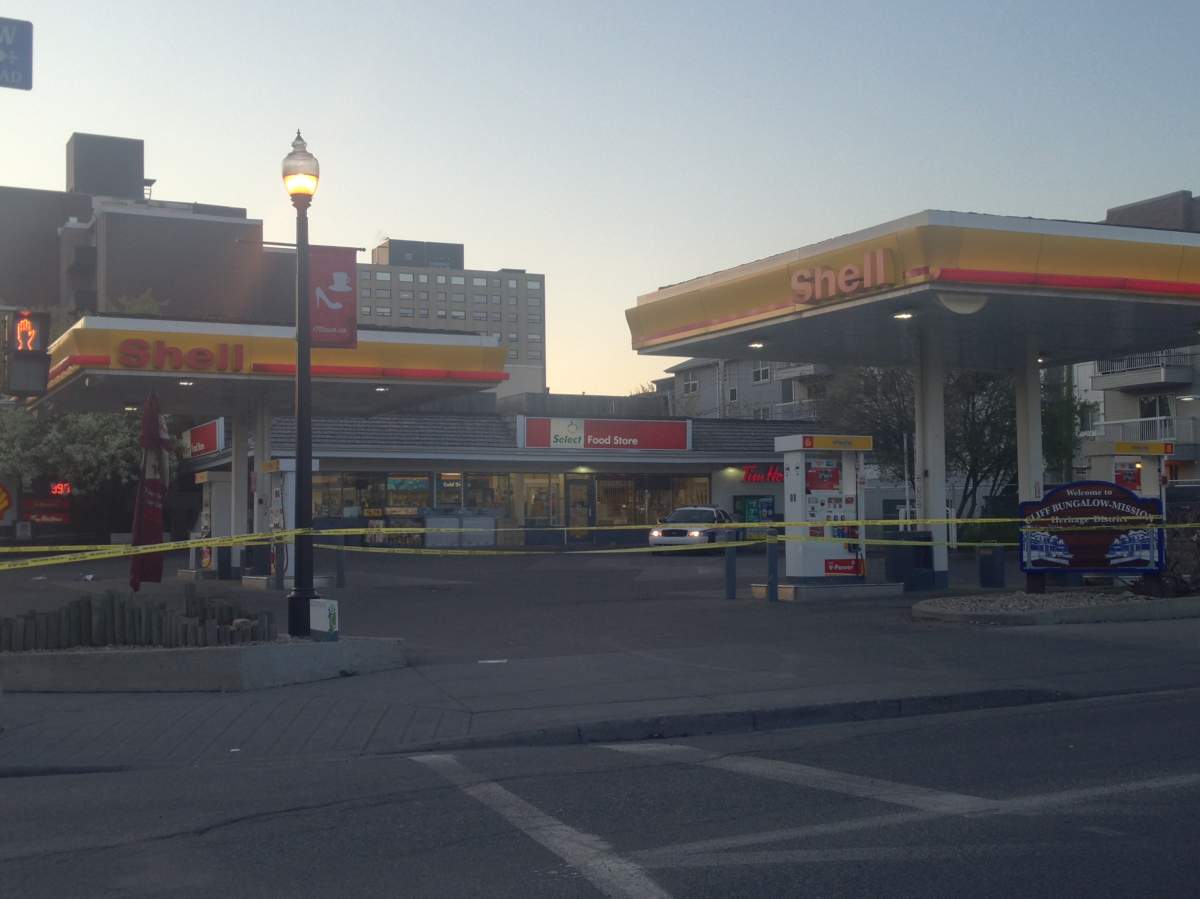 Calgary police investigate stabbing on 17 Ave. SW.