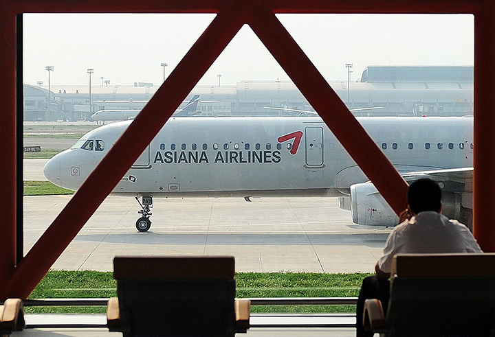 This file photo taken on August 25, 2008 shows an Asiana Airlines passenger plane taxiing at the airport in Beijing. 