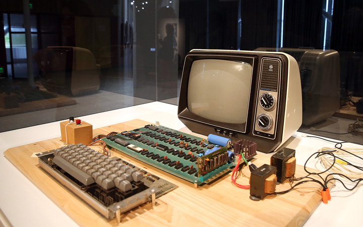 Woman donates an old Apple computer that turns out to be worth $200,000 ...