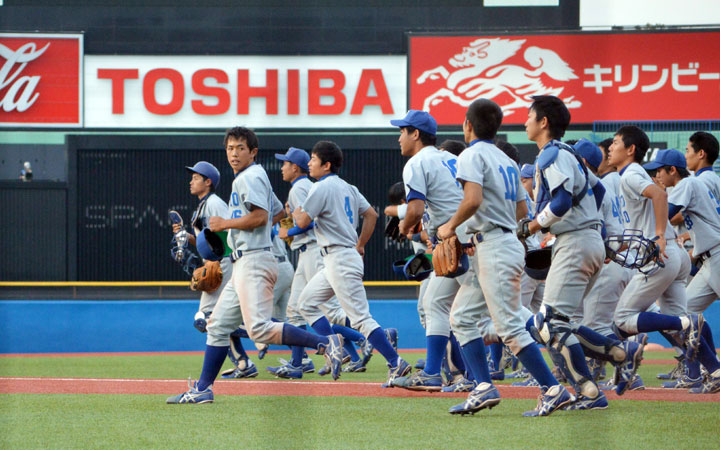 Tokyo University baseball team players celebrate their victory over Hosei University at the Jingu baseball stadium in Tokyo on May 23, 2015.  