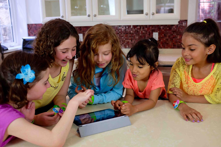 Neel’s brainchild is Linkitz – a set of small pieces called “links” and a programmable core that determines what the links do. 