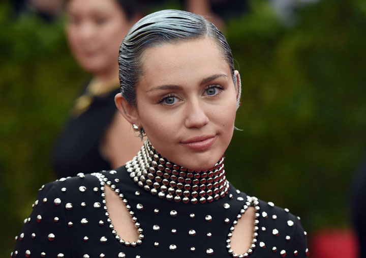 Miley Cyrus Opens Up About Sexuality Gender Struggle National Globalnews Ca