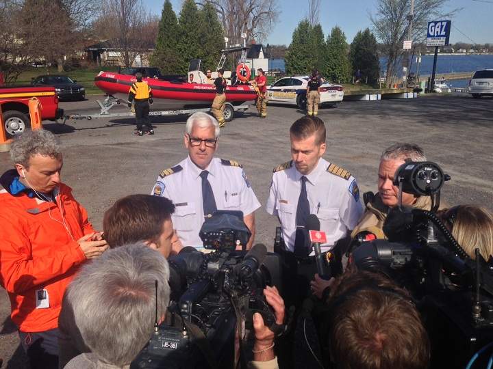 The search resumed for a 19-year-old man who went missing Monday evening after a canoeing accident in the Chambly basin on Tuesday, May 5, 2015.