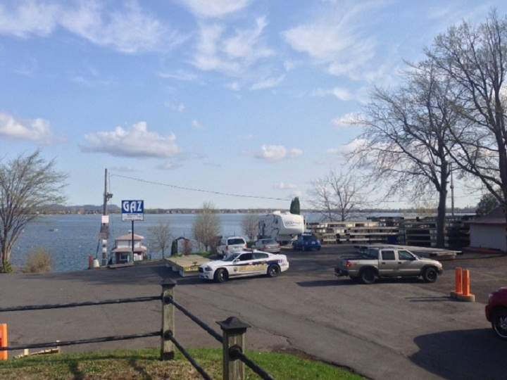 The search resumed for a 19-year-old man who went missing Monday evening after a canoeing accident in the Chambly basin on Tuesday, May 5, 2015.