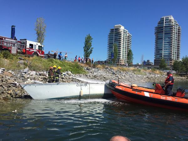 Boat fire in False Creek sends one person to hospital - BC | Globalnews.ca