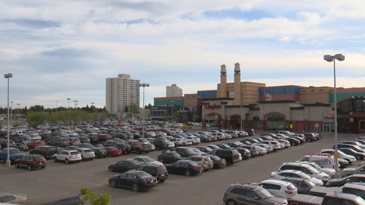 Възрастен и младеж са обвинени след предполагаема кражба в мола