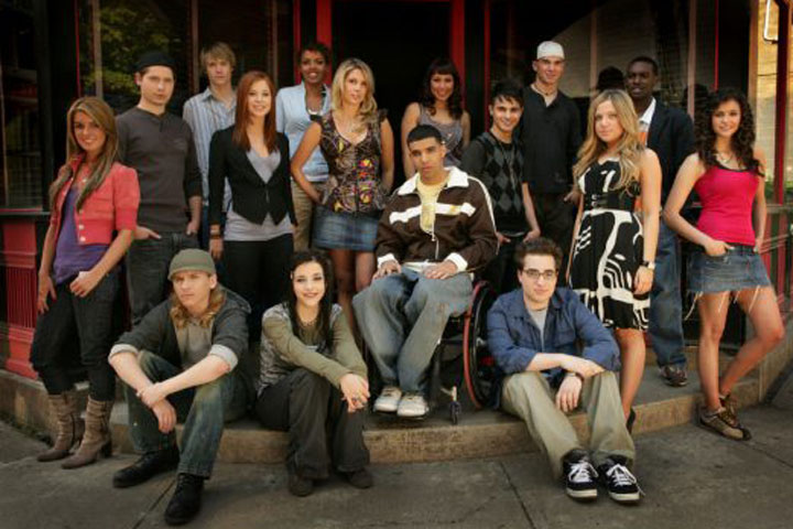 A cast photo of 'Degrassi: The Next Generation' when Drake (middle, in wheelchair) played Jimmy.