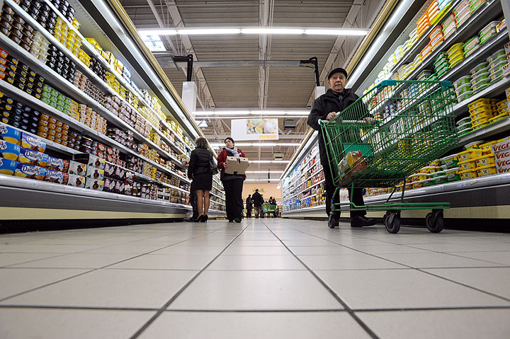 Shoppers in a supermarket in Besançon, eastern France, on March 1, 2013.