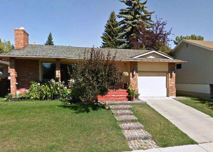 Car crashes into Lake Bonavista house - image