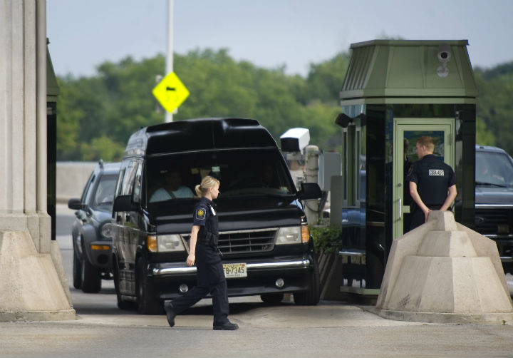 Border agents monitor vehicles moving from the United States into Canada in Niagara Falls. (File photo).