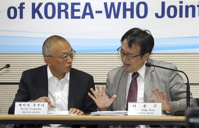 World Health Organization (WHO) Assistant Director­General for Health Security Keiji Fukuda, left, talks with Dr. Lee Jong-koo, director of Seoul National University's JW LEE Center for Global Medicine, during a press conference about MERS at the Sejong Government Complex in Sejong, south of Seoul, South Korea Saturday, June 13, 2015. Experts from WHO and South Korea on Saturday downplayed concerns about the MERS virus spreading further within the country, but added that it was premature to declare the outbreak over.
