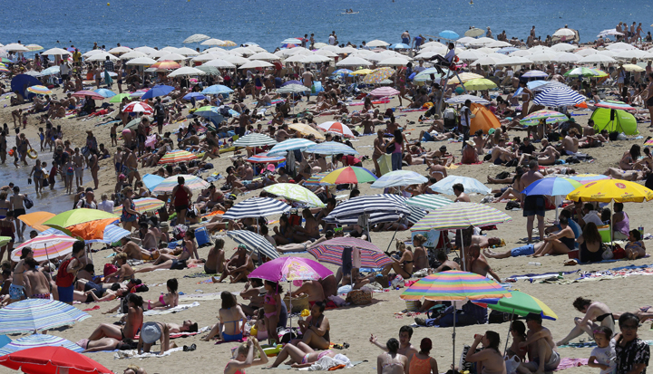 People flock to the beach in Spain during a heat wave that engulfed a large part of Europe in 2015.