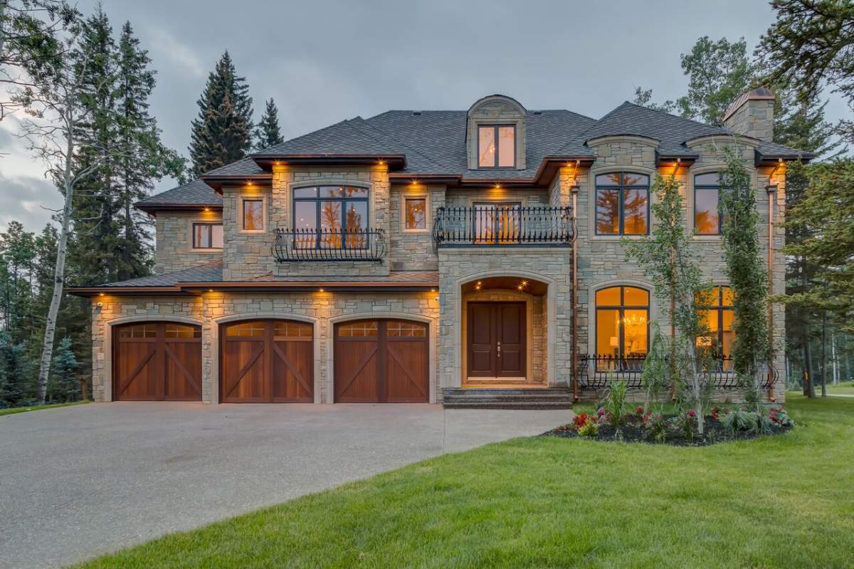 302 Hawk's Nest Hollow.