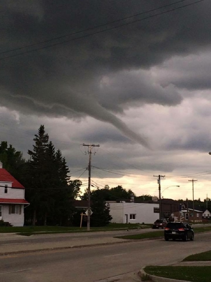 Video, photos funnel cloud spotted in south Winnipeg Winnipeg