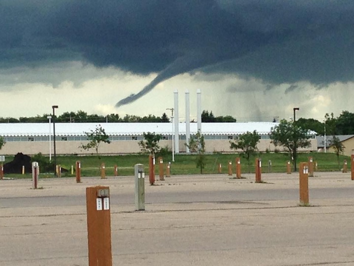 Video, photos funnel cloud spotted in south Winnipeg Winnipeg