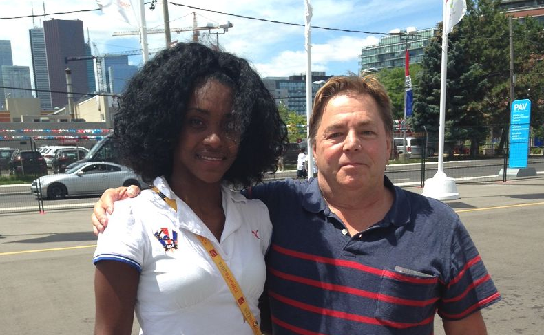 Toronto police are recognizing a taxi driver for his honesty after he returned the wallet belonging to a Cuban athlete who is competing in the 2015 Pan Am Games.