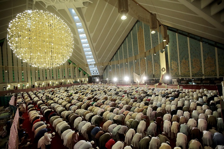 Muslims perform prayer on the Laylat al-Qadr (In Islamic belief the night when the first verses of the Quran were revealed) at Faisal Mosque in Islamabad, Pakistan on July 14, 2015. (Photo by Metin Aktas/Anadolu Agency/Getty Images).