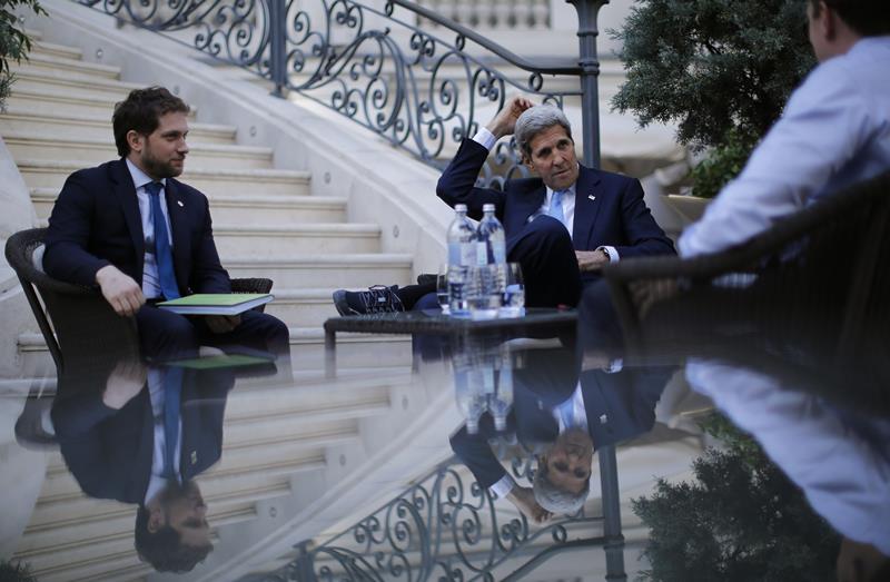 US Secretary of State John Kerry (C) and State Department Chief of Staff Jon Finer (L) meet with members of the US delegation at the garden of the Palais Coburg hotel where the Iran nuclear talks meetings are being held in Vienna, Austria July 10, 2015.