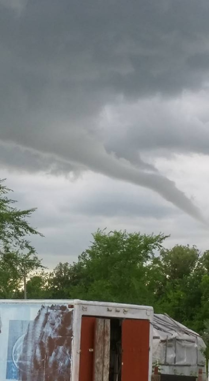 Video, photos funnel cloud spotted in south Winnipeg Winnipeg
