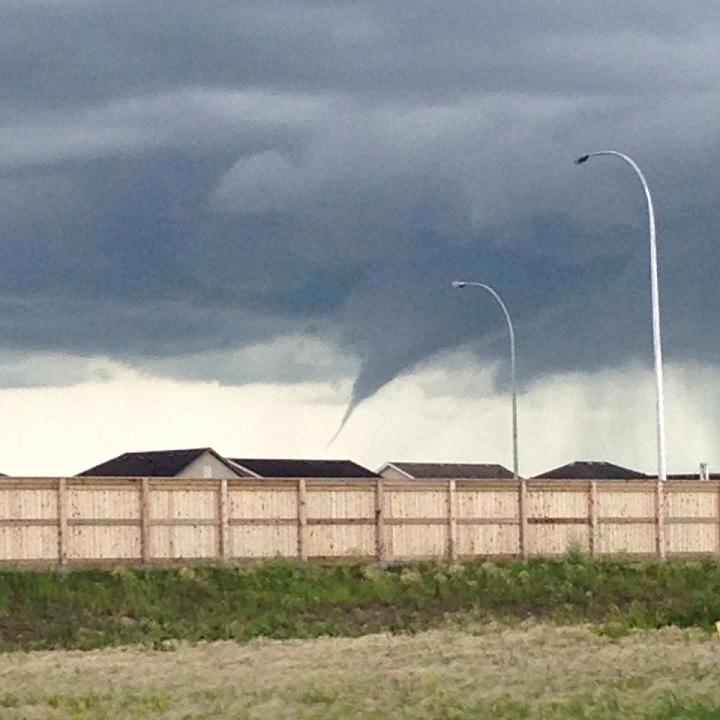 Video, photos funnel cloud spotted in south Winnipeg Winnipeg