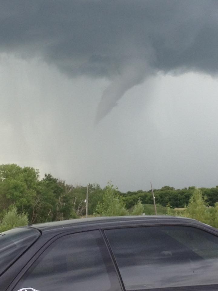 Video, photos funnel cloud spotted in south Winnipeg Winnipeg