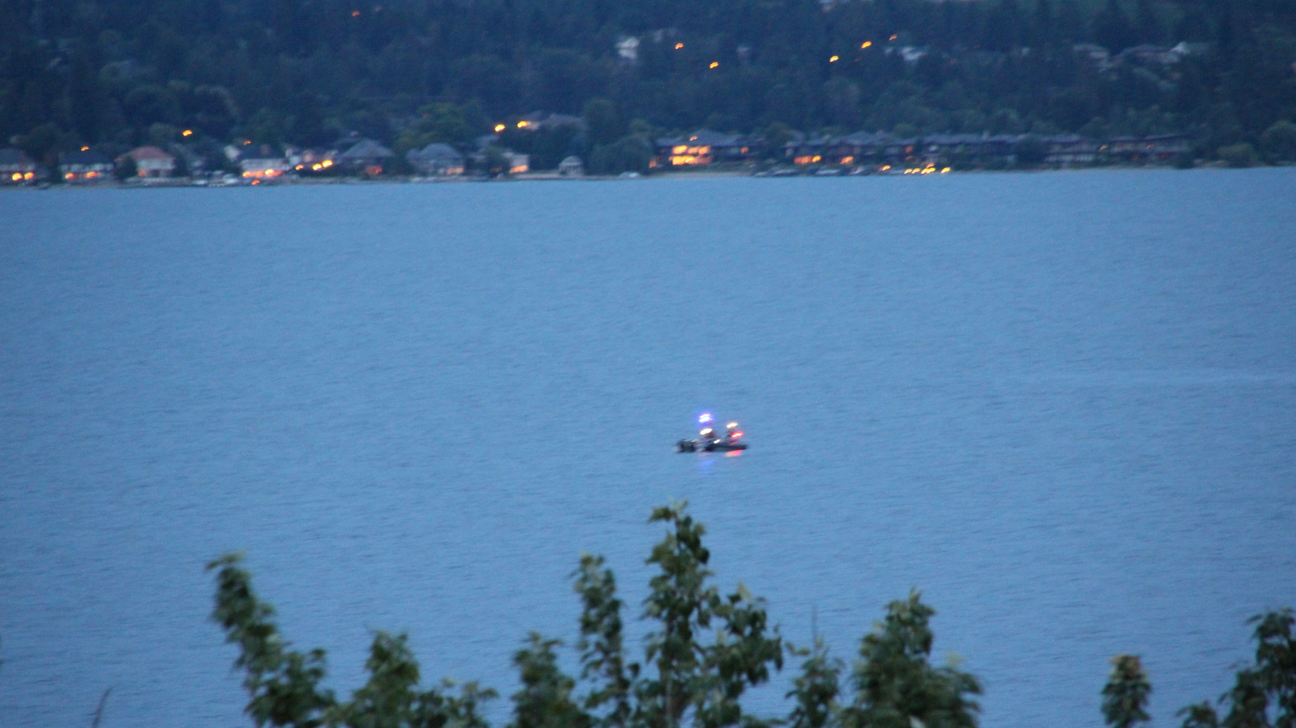 Bystanders watch as moored boat sinks in Okanagan Lake - Kelowna News 