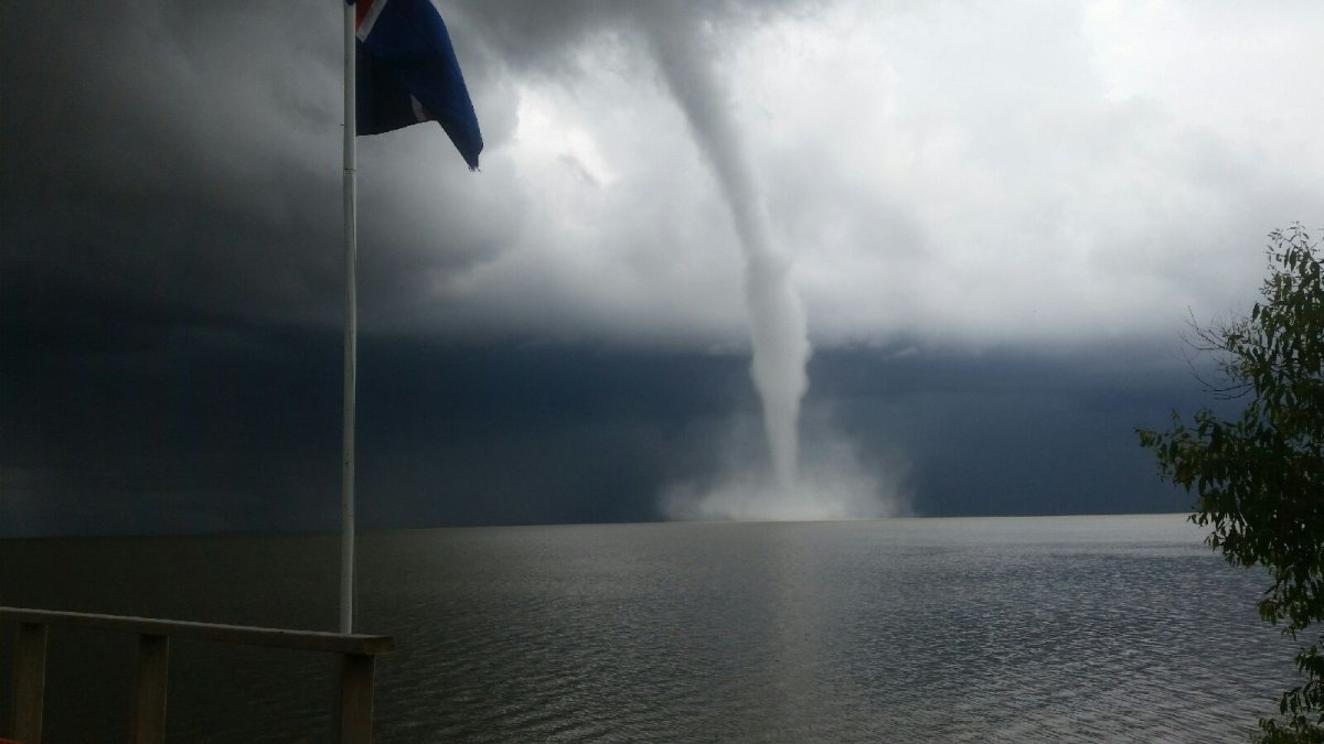 Tornado, waterspout touch down just north of Winnipeg Winnipeg Globalnews.ca