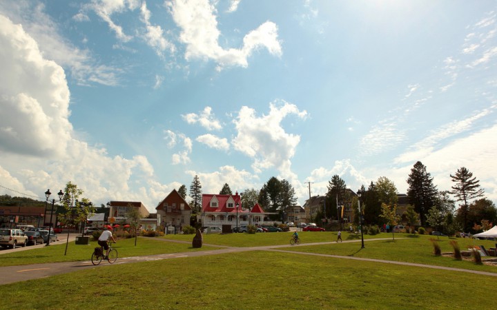A bike rider on a path in Sainte-Agathe-des-Monts.