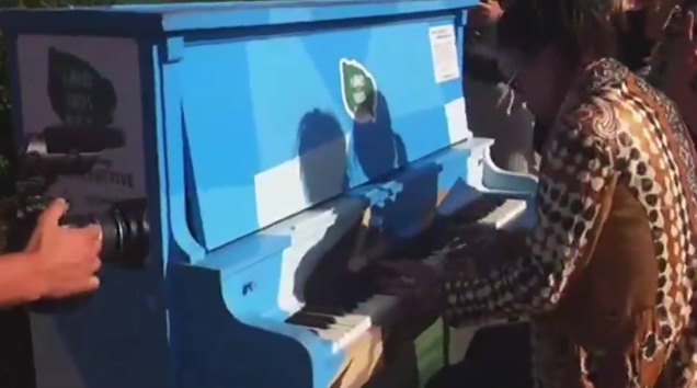 Steven Tyler playing piano in downtown Kelowna.