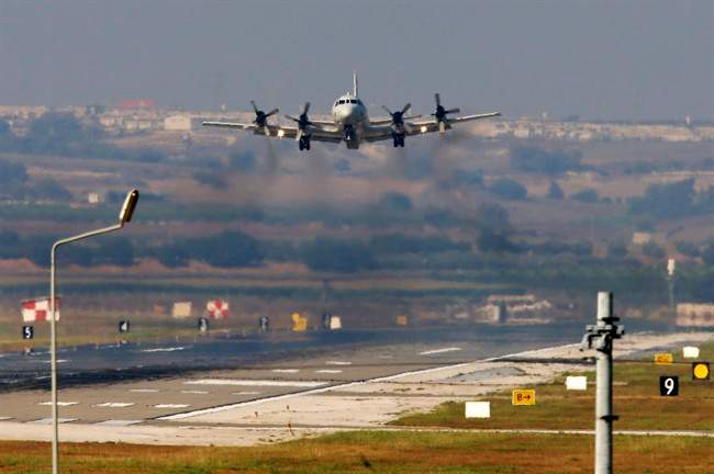 An American airstrike has hit pro-Syrian government forces in southern Syria, sources say.