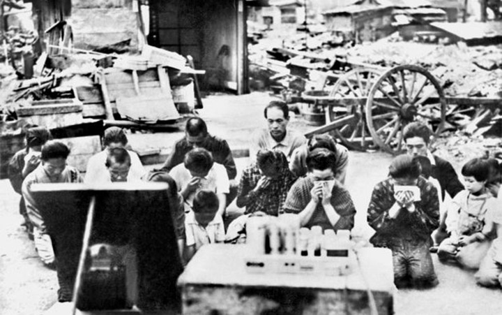 Civils japonais écoutant l'appel d'Hiro Hito en 1945
