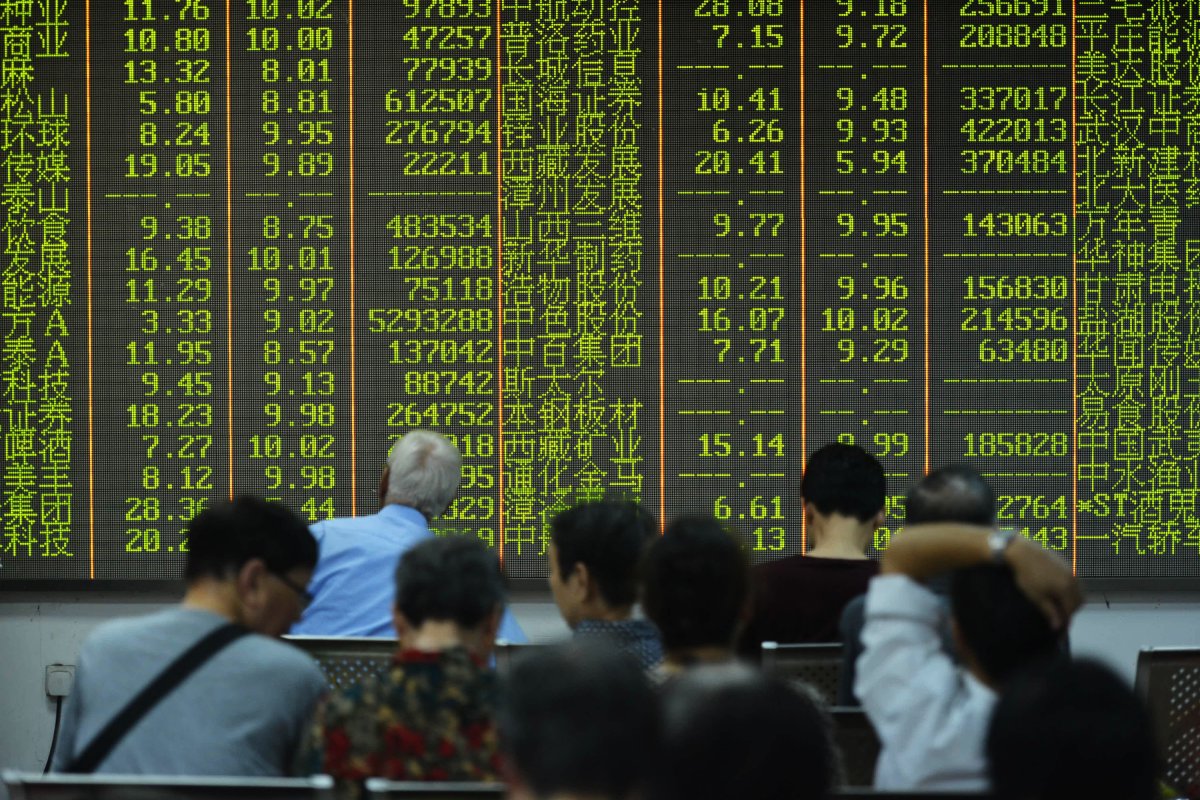 Investors watch the electronic board at a stock exchange hall on August 24, 2015 in Hangzhou, China. Chinese shares plunged on Monday with the benchmark Shanghai Composite Index down 297.84 points, or 8.49 percent, to close at 3,209.91. The Shenzhen Component Index fell 931.76 points, or 7.83 percent, to close at 10,970.29.  (Photo by ChinaFotoPress/ChinaFotoPress via Getty Images).
