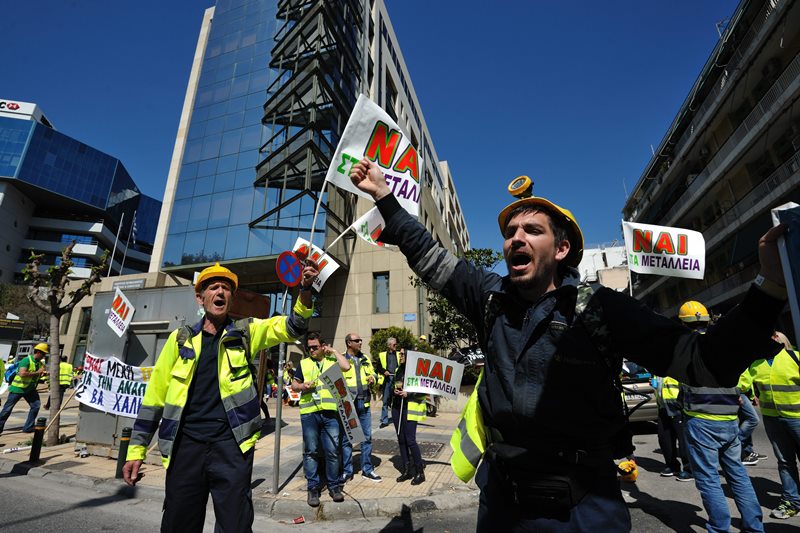 Miners chant slogans on the streets of Athens on April 16, 2015, angered by the decision of the new left-wing Syriza government to revoke the licence of a Canadian gold mine in the Chalkidiki area. 